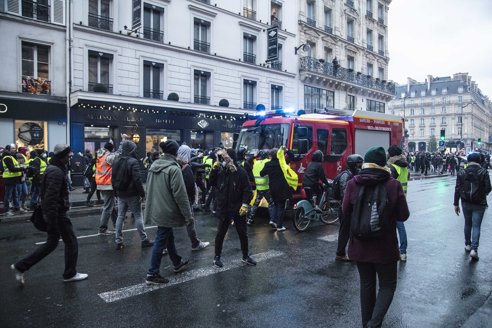 Frankreich: Der wahre Brandstifter trägt Maßanzug