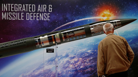 Ein Mann betrachtet das Raketen-Segment Patriot Advanced Capability (PAC-3) des Enhancement-Models (MSE) von Lockheed Martin auf einer internationalen Waffenmesse.