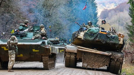 Eine Panzerbesatzung der U.S. Army M1A1 Abrams während der Übung Combined Resolve XI an der Seite eine Reihe von gepanzerten Fahrzeugen der ukrainischen Armee, Hohenfels, Deutschland, 10. Dezember 2018.
