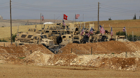 Ein Foto vom 8. Mai 2018 zeigt US-Panzerfahrzeuge in der nordsyrischen Stadt Manbidsch. 