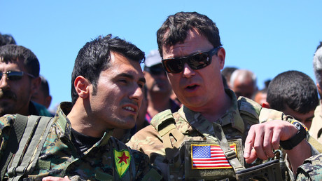 Ein US-Offizier (r.) mit einem kurdischen YPG-Offizier in al-Malikiyah am 25. April 2017. 
