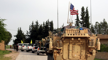 US-Panzerfahrzeug begleitet YPG/SDF-Konvoi in Syrien.