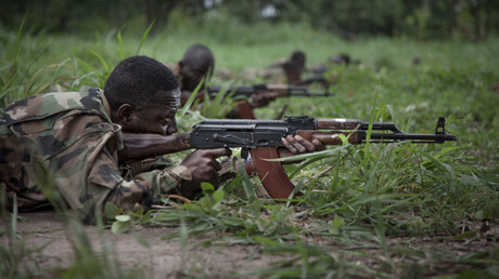 Neue Rekruten der Zentralafrikanischen Streitkräfte (FACA) führen während einer Medaillenpräsentation in Berengo am 4. August 2018 eine Übung durch.