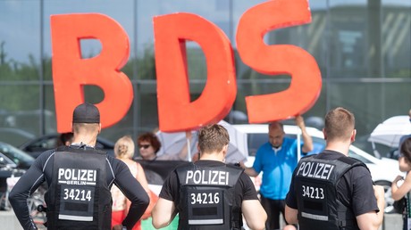Abgeschirmt von der Polizei demonstrieren BDS-Aktivisten in Berlin gegen den Besuch des israelischen Ministerpräsidenten Netanjahu. (04. Juni 2018) 