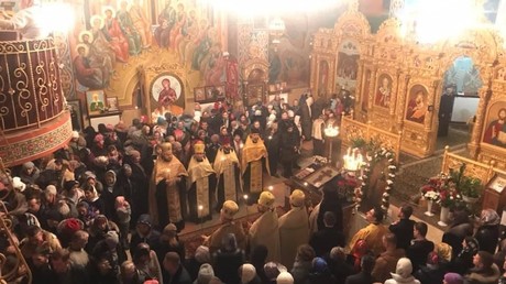 Erfreut sich großer Belibtheit unter Gläubigern. Gottesdienst der Ukrainishcen Orthodoxen Kirche in einer Kirche in Winnitzya
