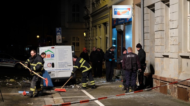Polizei ermittelt: Explosion vor AfD-Büro in Sachsen