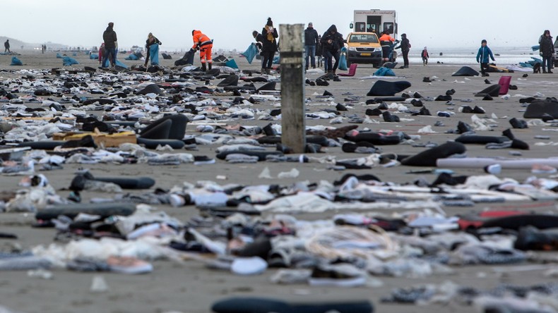 Nach Containerunglück: Niederländische Armee und Bürger säubern verdreckte Strände