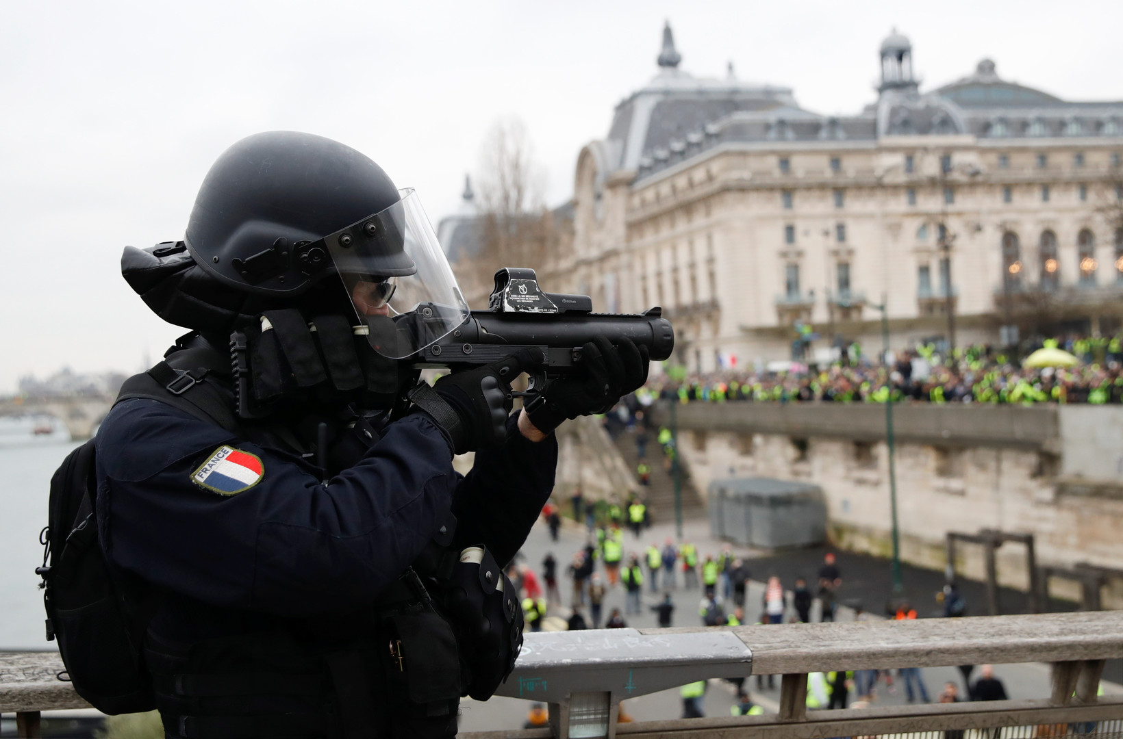 Paris: Macron lässt Einsatzpolizei CRS mit G36-Sturmgewehren gegen Gelbwesten aufmarschieren