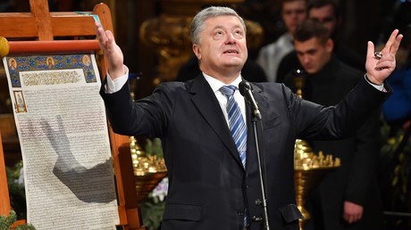Der ukrainische Präsident Petro Poroshenko gestikuliert, während er am 7. Januar 2019 beim orthodoxen Weihnachtsgottesdienst in der Sophienkathedrale in Kiew spricht. 