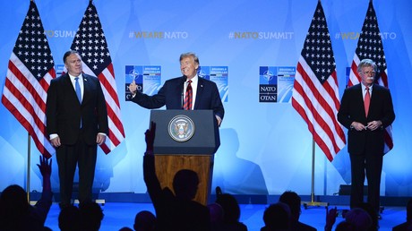 US-Präsident Donald Trump (Mitte) auf dem NATO-Gipfel der Staats- und Regierungschefs in Brüssel, flankiert von Sicherheitsberater John Bolton (rechts) und US-Außenminister Mike Pompeo (links).