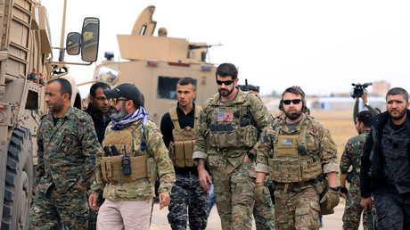 Kämpfer der SDF und US-Soldaten bei einer Patrouille im syrischen Hasaka am 4. November 2018