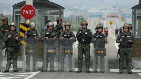 Venezolanische Nationalgarden am Eingang der grenzüberschreitenden Brücke von Tienditas zwischen Kolumbien und Venezuela in Tienditas, Venezuela, am 8. Februar 2019.
