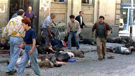 Helfer bergen Tote und Verwundete nach dem Granateinschlag auf dem Markale-Markt in Sarajewo. 