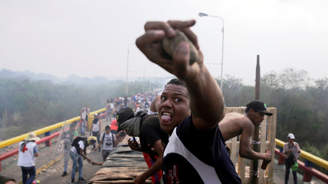 Oppositionsanhänger liefern sich Zusammenstöße mit Sicherheitskräften Venezuelas an der Francisco de Paula Santander-Brücke an der Grenze zwischen Kolumbien und Venezuela.