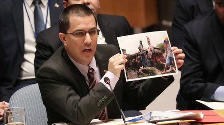 Der venezolanische Außenminister Jorge Arreaza zeigt ein Bild vermeintlicher humanitärer Transporter, die laut Sicherheitskräften Randale-Ausstattung enthielten, New York, 26. Februar 2019.