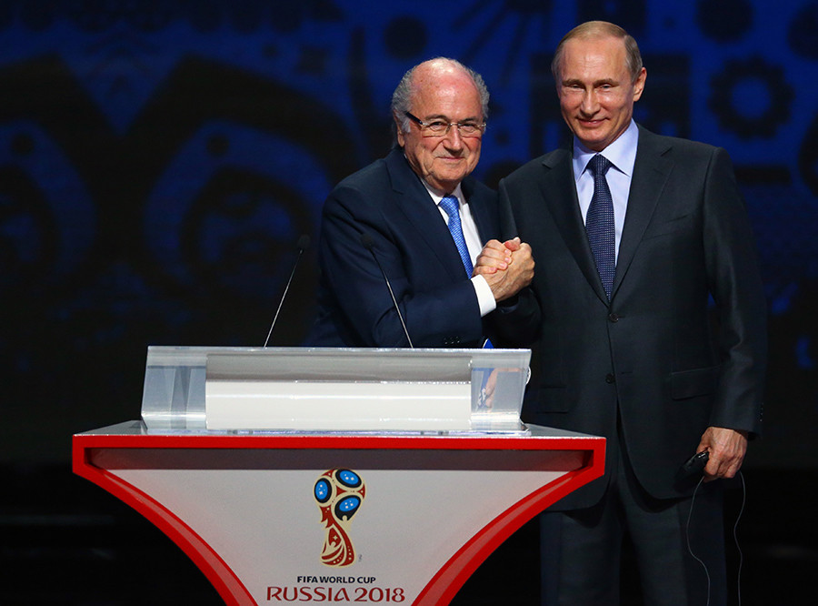 FIFA's President Sepp Blatter shakes hands with Russia's President Vladimir Putin (R) © Stringer