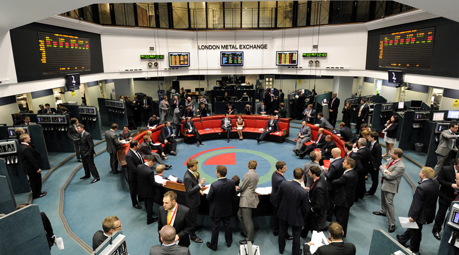 Traders and clerks work at the London Metal Exchange (LME) in London. © Paul Hackett