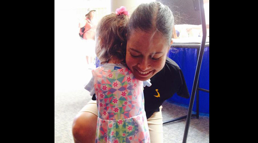 Inspiring photo: Acclaimed armless pilot hugs little girl, also without arms