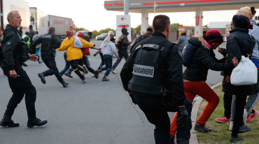 British PM urges talks with French president to tackle Calais migrant crisis