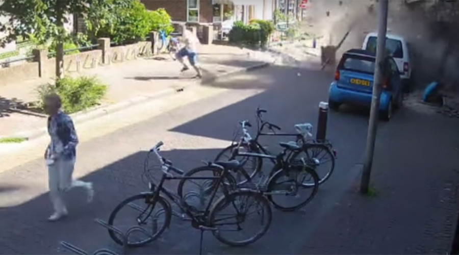 Pedestrians run for their lives as crane collapses in Netherlands (VIDEO)