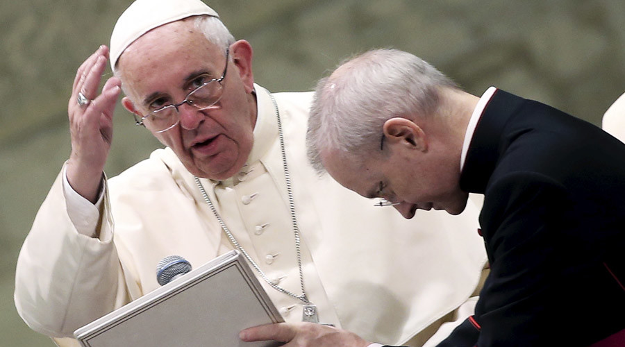 Pope ‘tricked’ into holding sign calling for Falklands/Malvinas dialogue