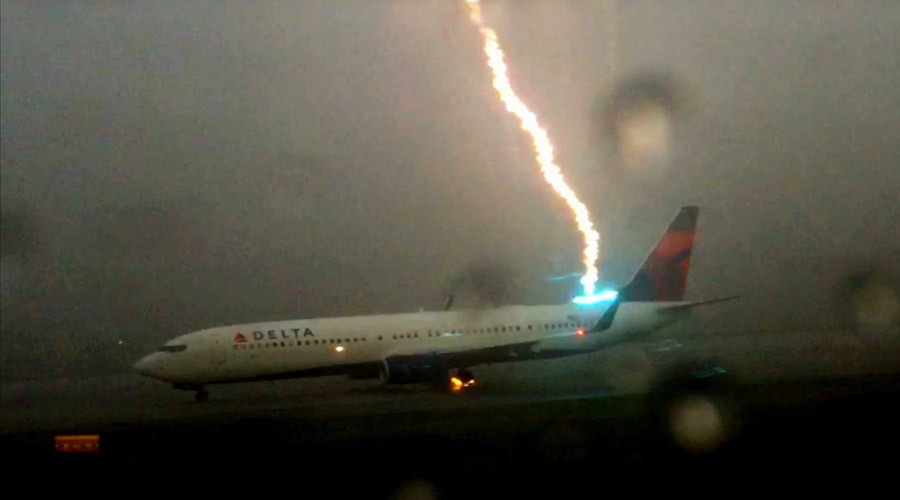 Powerful Lightning Strikes Delta Plane In Atlanta Video — Rt News 