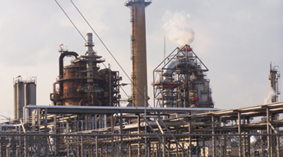 Сhemical reactor at Delaware oil refinery on fire
