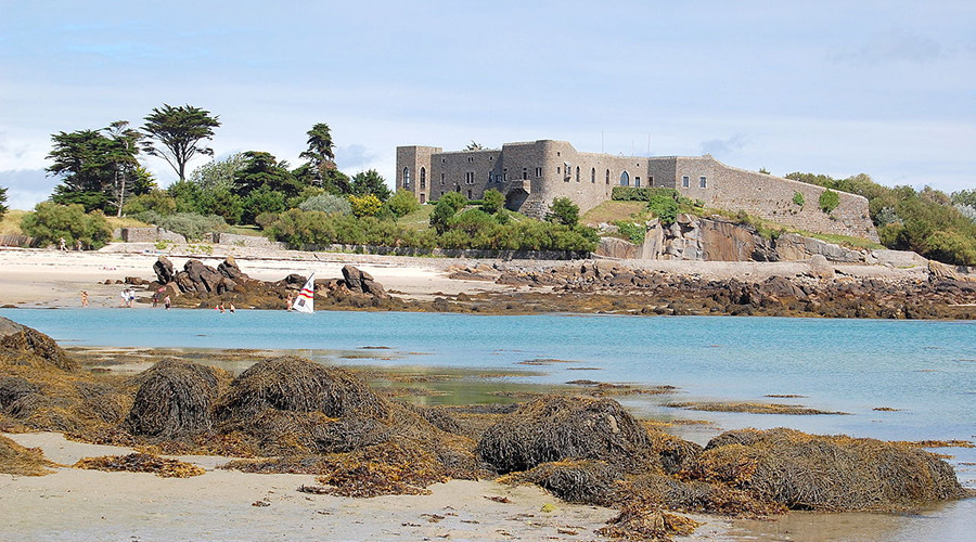 ‘Lovemaking gone wrong’: Naked couple found dead under French castle’s walls