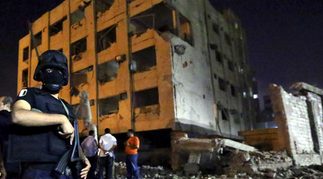 A security official stands guard at the site of a bomb blast at a national security building in Shubra Al-Khaima, on the outskirts of Cairo, August 20, 2015. © Mohamed Abd El Ghany