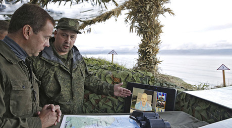 Russia's Prime Minister Dmitry Medvedev (L) inspects a machine gun regiment during his visit to Iturup Island, one of four islands known as the Southern Kurils in Russia and Northern Territories in Japan, August 22, 2015 © Dmitry Astakhov