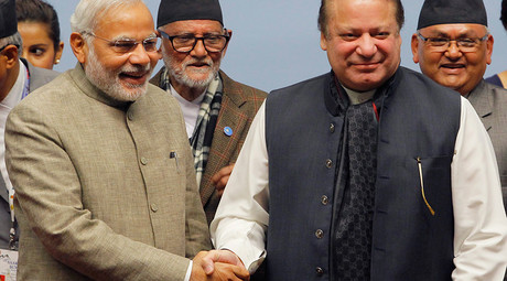 India's Prime Minister Narendra Modi (L) shakes hands with his Pakistani counterpart Nawaz Sharif © Niranjan Shrestha / Pool 