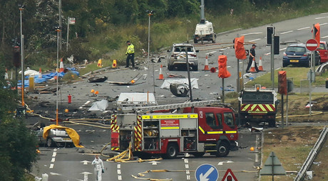 Emergency services and crash investigation officers work at the site where a Hawker Hunter fighter jet crashed onto the A27 road at Shoreham near Brighton, Britain August 23, 2015. © Luke MacGregor
