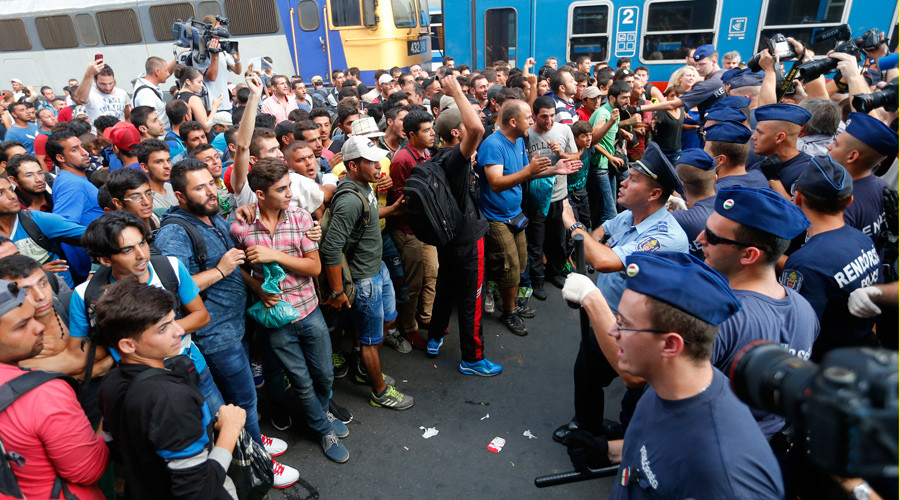 Hungary bans refugees from main railway station as hundreds attempt to ride Vienna train