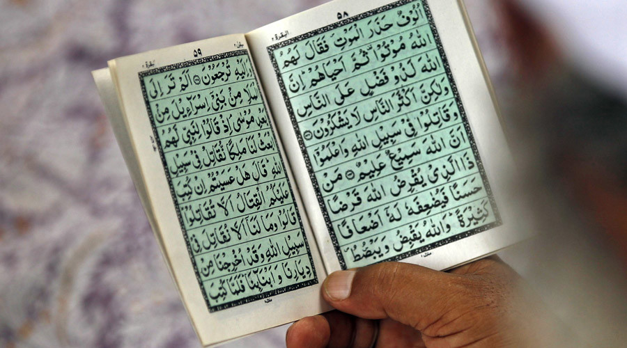 A Muslim man reads the Koran © Amit Dave