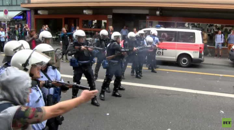 Swiss police fire rubber bullets during pro-refugee protest in Zurich (VIDEO)