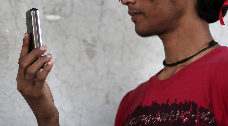 Selfie-absorbed: Indian man quits job to train for selfie world record