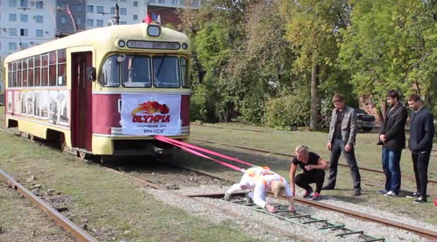 Muscles of steel: Siberian woman moves 17-ton tram car in record-breaking stunt (VIDEO)