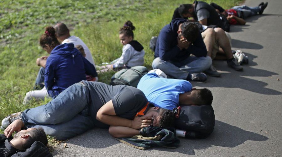 Migrants sit on the ground after being detained by police in Morahalom, Hungary September 15, 2015. © Dado Ruvic