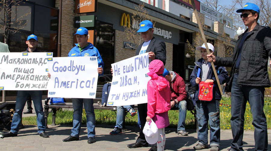 members of Russian nationalist party LDPR protest against GMO foods near a McDonalds restaurant © Tatyana Kuznetsova