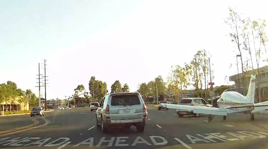 Plane in the wrong lane: Aircraft makes mind-blowing landing on Californian street (VIDEO)