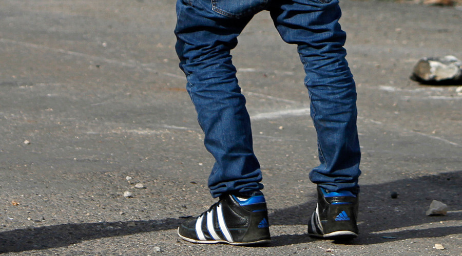 Pants down: Thief makes daring escape from Russian cop shop (VIDEO)