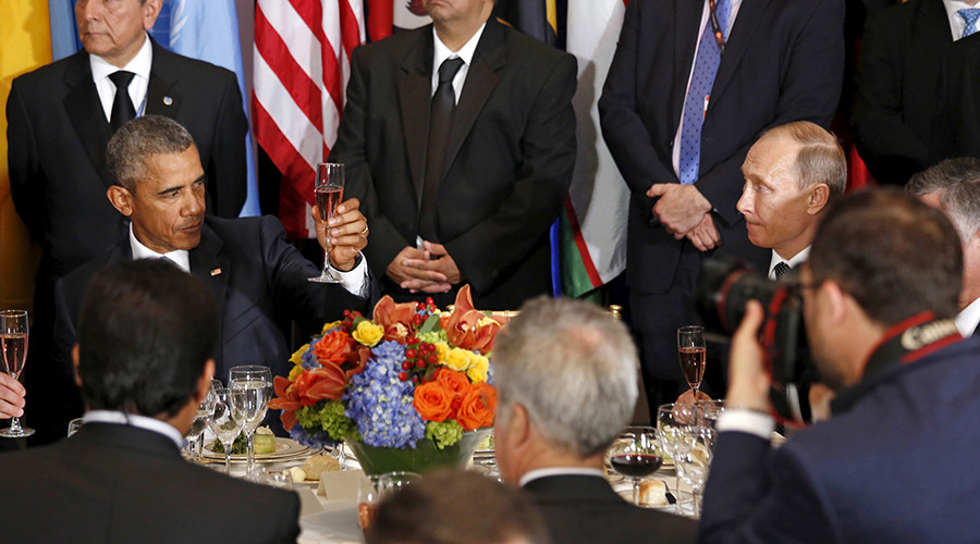 Russian President Vladimir Putin and U.S. President Barack Obama share a toast during the luncheon at the United Nations General Assembly in New York September 28, 2015 © Kevin Lamarque