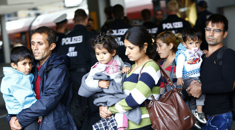 移住者は、ミュンヘンの主要鉄道駅、ドイツ9月7日、2015年©ミカエラRehleに列車で到着した後に自分の道を作ります