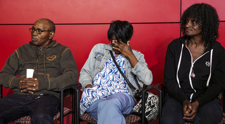 Gloria Darden, mother of Freddie Gray (R), sits with family members. © Lucas Jackson