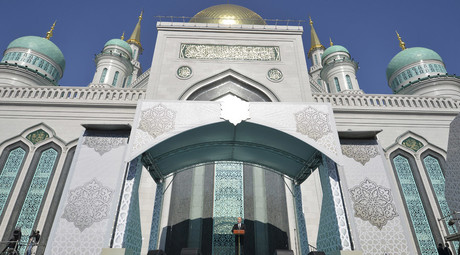 Russian President Vladimir Putin (C) delivers a speech during a ceremony to open the Moscow Grand Mosque in Moscow, Russia, September 23, 2015. © Alexei Druzhinin