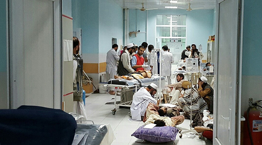 Afghan MSF medical personnel treat civilians injured following an offensive against Taliban militants by Afghan and coalition forces on October 3, 2015 © MSF