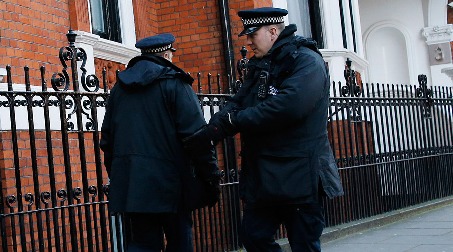 2 London police officers dismissed for sending racist text messages