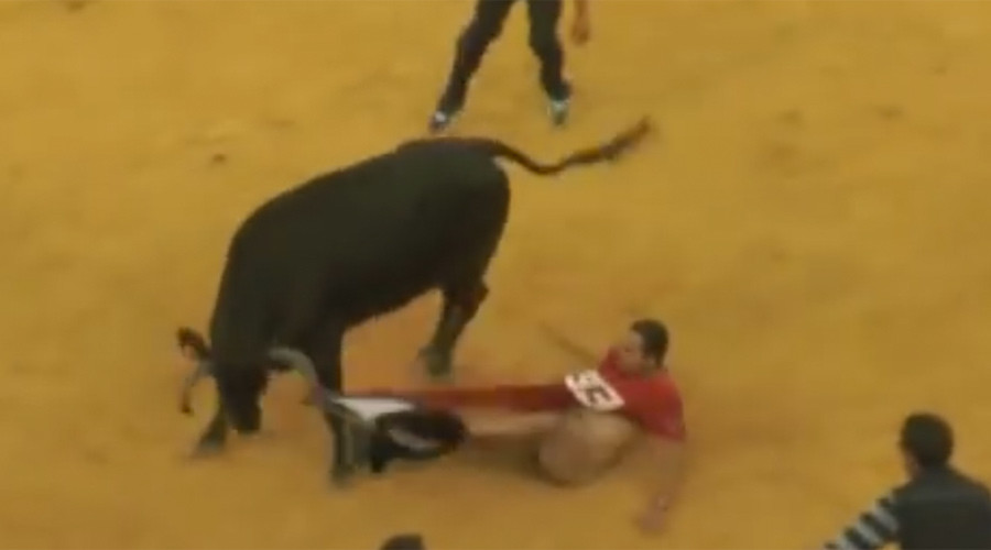 Strip corrida: Raging bull tears man's underwear off (VIDEO)