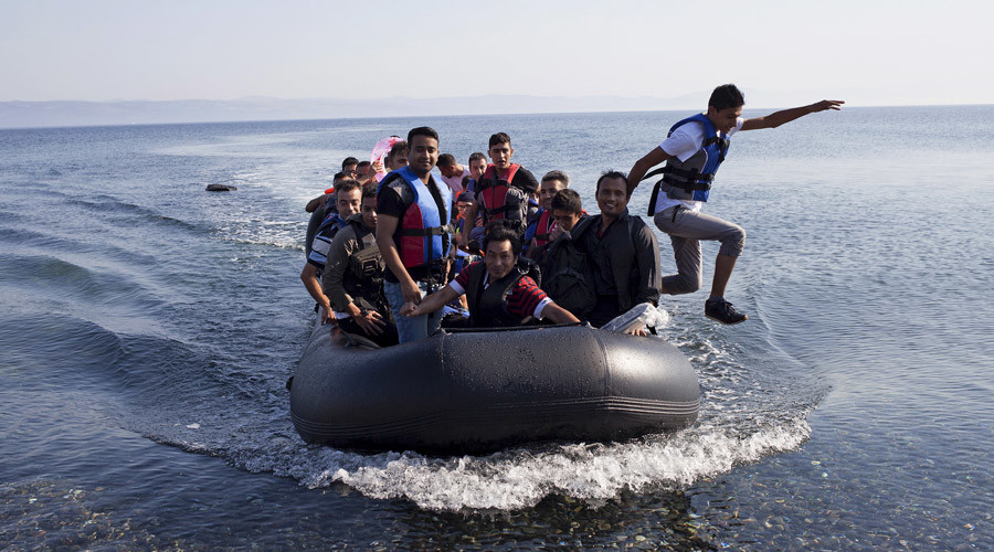 Australian ex-PM urges EU to drop ‘misguided altruism’ & close borders to refugees