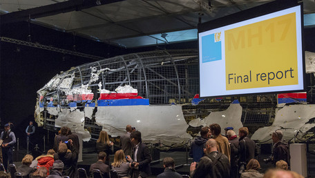 Tjibbe Joustra, chairman of the Dutch Safety Board, presents the final report into the crash of July 2014 of Malaysia Airlines flight MH17 over Ukraine in Gilze Rijen, the Netherlands, October 13, 2015. © Reuters